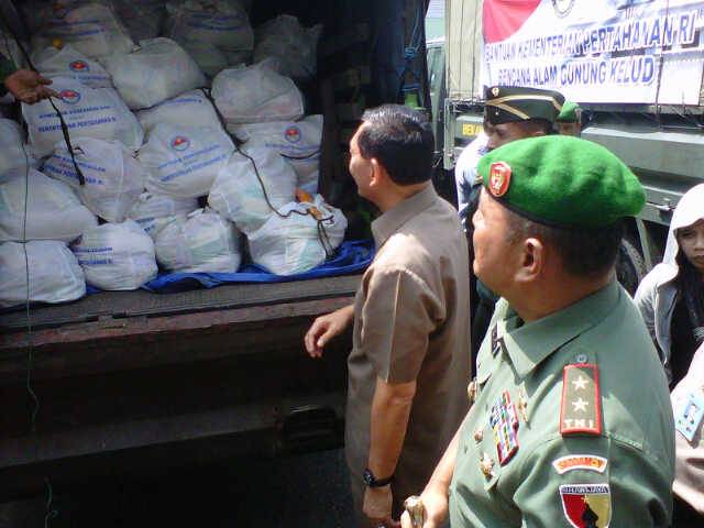 Wakil Menhan Sjafrie Sjamsoedin dan Pangdam V/Brawijaya Mayjen Ediwan Prabowo saat penyerahan bantuan korban Kelud. Foto: Rusmiyanto/Bangsaonline.com