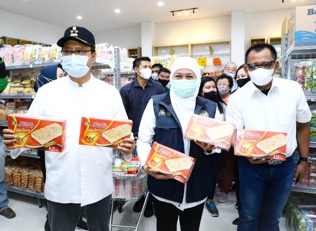Gubernur Jawa Timur Khofifah Indar Parawansa, Wali Kota Pasuruan Saifullah Yusuf (Gus Ipul), dan Plh Sekdaprov Heru Tjahjono menunjukkan bipang jangka Pasuruan, Ahad (9/5/2021). foto: ist.
