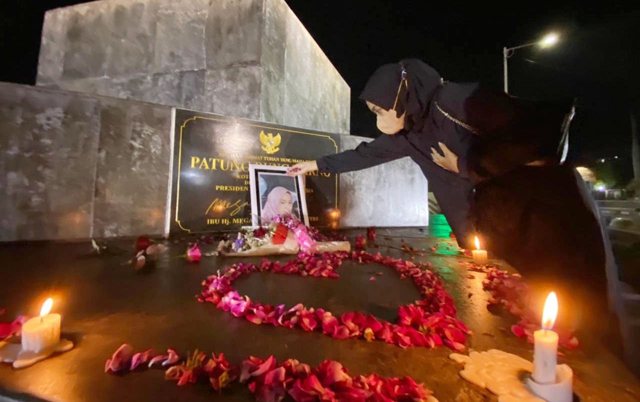 Aktivis GMNI Universitas NU Blitar menyalakan lilin di bawah patung Bung Karno Putra Sang Fajar di Jalan Imam Bonjol Kota Blitar, saat menggelar aksi solidaritas untuk Novia Widyasari Rahayu.