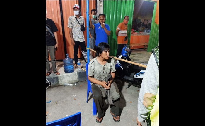 Warga Kampung Tangguh yang sedang berjaga di check point berhasil menangkap pelaku pencurian kotak amal (duduk di kursi).