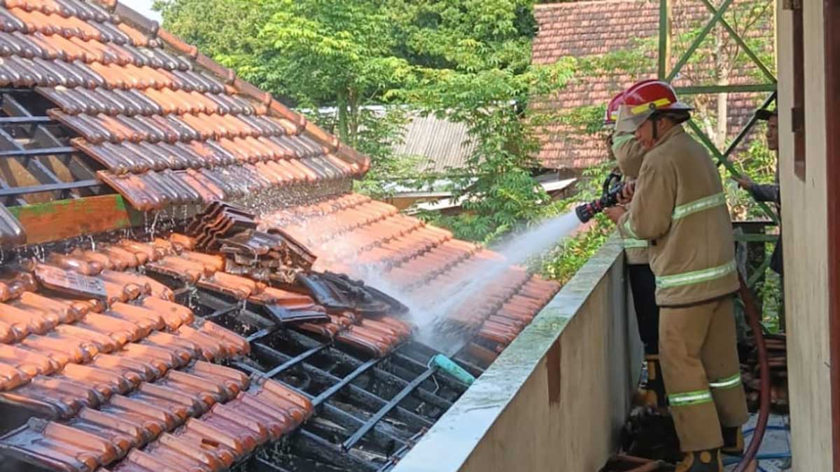 Petugas dari Damkar Kabupaten Kediri saat memadamkan api di Mushola Al Makmur. Foto: Ist