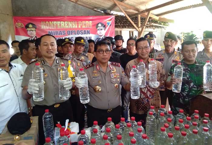 Kapolda Jatim Irjen Pol Machfud Arifin didampingi Bupati Tuban Fathul Huda dan jajaran Forkopimda saat menunjukkan ratusan botol miras oplosan.