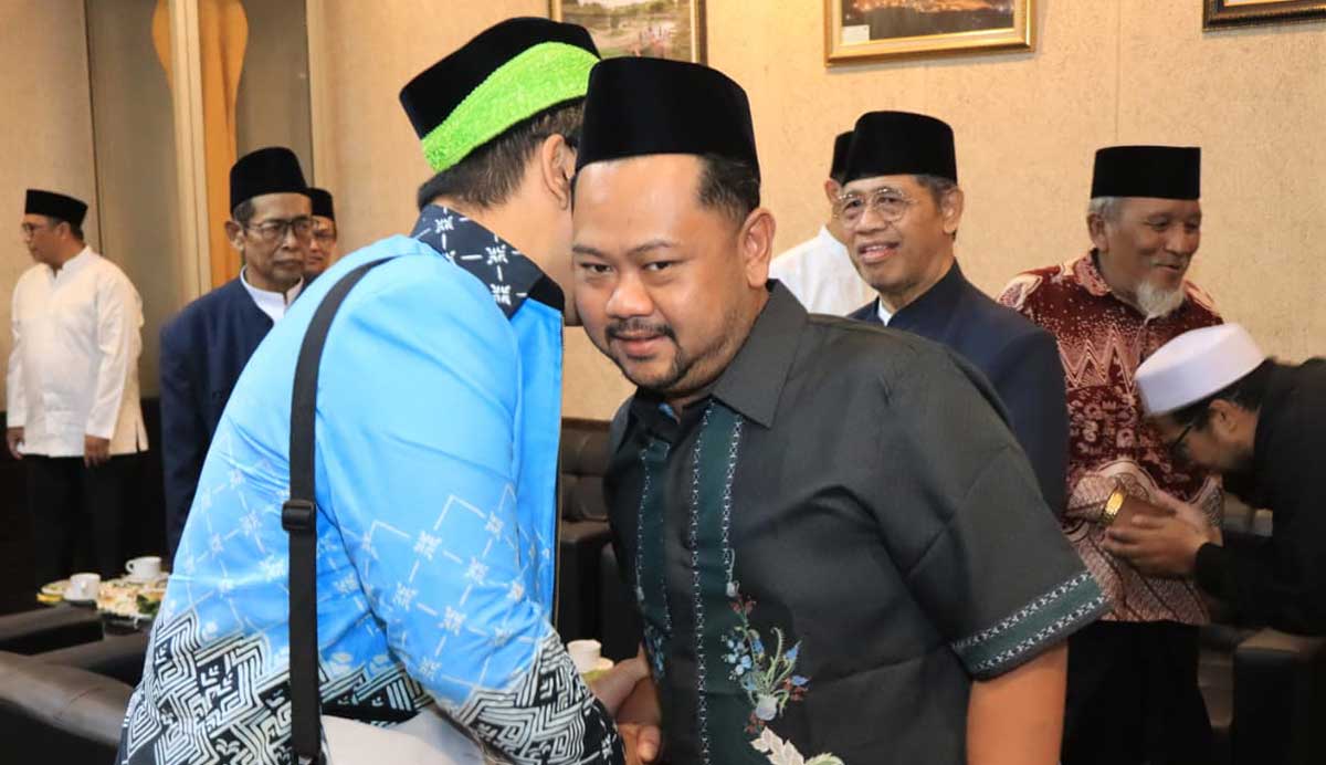 Bupati Gresik ketika melepas keberangkatan wakilnya untuk menunaikan ibadah ke Tanah Suci. Foto: Ist