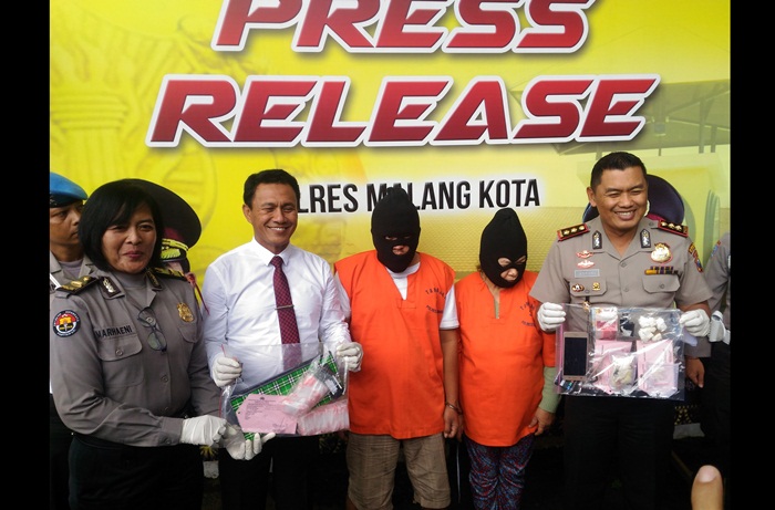 ADM dan Eli diapit Kapolres Malang  Kota AKBP Asfuri dan Kasatreskoba AKP Samsul Hidayat, Jumat (26/1). foto: IWAN I/BANGSAONLINE.
