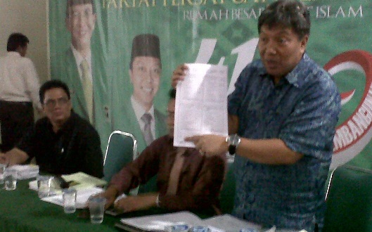Calon Anggota Legislatif (Caleg) DPR RI dari PPP, Gede Widiadie menunjukkan bukti-bukti pencurian suara di Dapil Jatim I, di kantor DPW PPP di Jalan Kendangsari, Surabaya, Rabu (30/4/2014). foto : diday rosadi/BangsaOnline