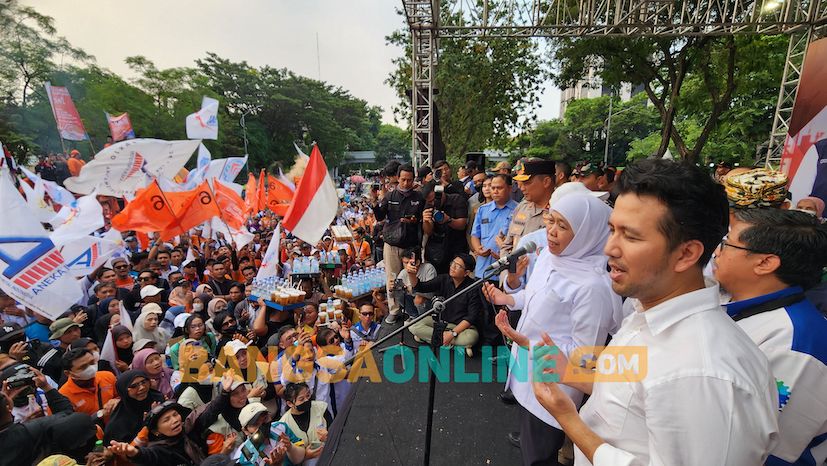 Gubernur Khofifah bersama Wakilnya, Emil Dardak saat menemui massa buruh. Foto: Devi Fitri Afriyanti/BANGSAONLINE