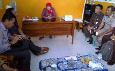 Komisi A DPRD Gresik ketika lakukan pertemuan dengan Kades Ngimboh, Ana Mukhlisa terkait reklamasi pantai  di Ngimboh. (foto: syuhud/BANGSAONLINE)