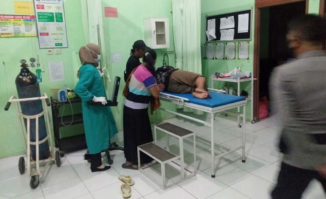 Korban Supangatin terbaring di rumah sakit untuk menjalani perawatan akibat jari tangannya putus.