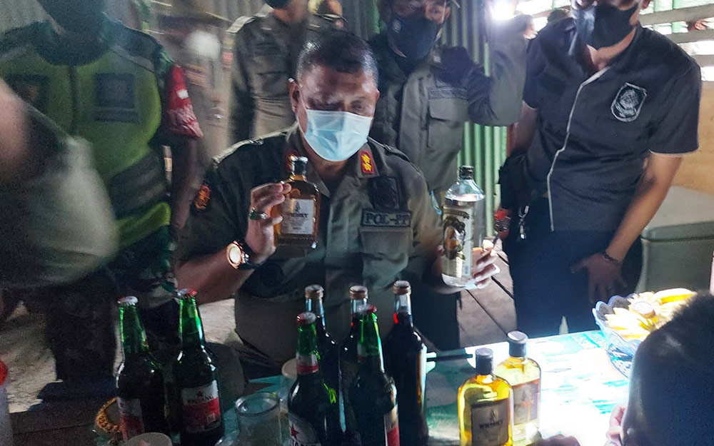 Proses pemeriksaan di tempat penjual miras berjalan kondusif. 
