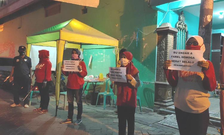 Mengharukan, Pasien Sembuh Covid-19 di Kampung Rahtu Surabaya Disambut Salawatan