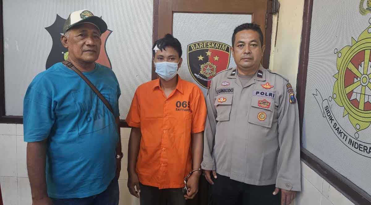 Pelaku curanmor saat diapit petugas dari Polsek Semampir.