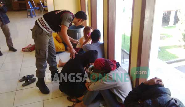 Razia di Soko dan Rengel, Satpol PP Tuban Ciduk 9 Pasangan Mesum