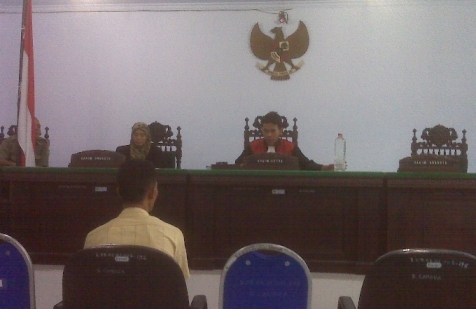 SIDANG PUTUSAN-Terdakwa juragan arak Tuban saat menjalani sidang putusan di Pengadilan Negeri (PN) Mojokerto, Senin (19/5/2014). foto : agus/BangsaOnline