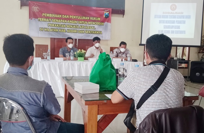 Suasana sosialisasi kepada perajin senapan di Kediri. foto: ist.