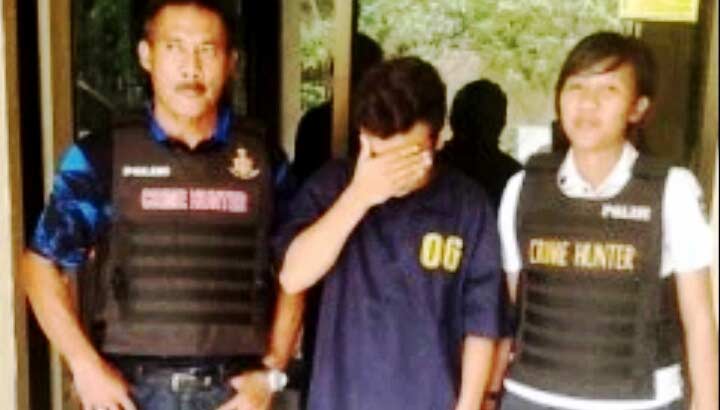 Tersangka penganiayaan diapit oleh petugas.foto: ekoyono/ BANGSAONLINE