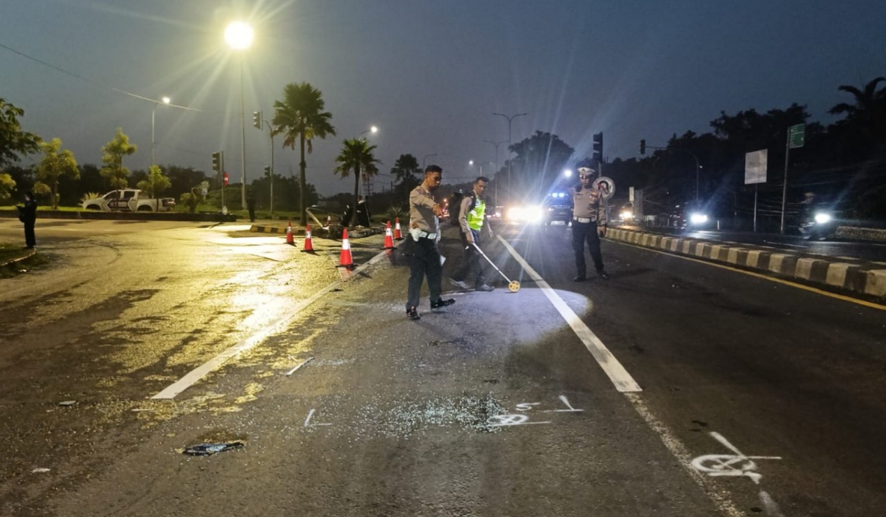 Anggota Direktorat Lalu Lintas (Ditlantas) Polda Jawa Timur Didampingi Anggota jajaran Satlantas Polres Pasuruan saat olah TKP di depan Exit Tol Purwodadi 
