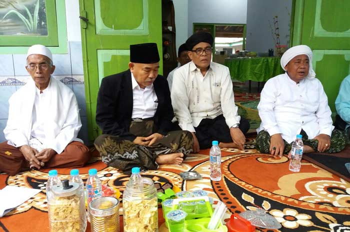 KH Muzakki Ridwan (bersorban putih paling kanan) dan Dr KH Asep Saifuddin Chalim (nomor 2 dari kiri) bersama para kiai lain dalam acara Halal Bihalal di Paoan Panarukan Situbondo, Selasa (19/6/2018). foto: BANGSAONLINE