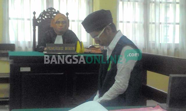 Pelaku pembunuhan mahasiswa UWK Surabaya saat menjalani persidangan di pengadilan Negeri Kabupaten Kediri. foto: dendi martoni/ BANGSAONLINE