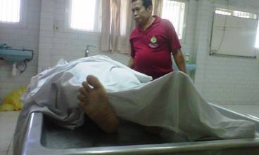 Korban di kamar mayat RSUD Dr. Soetomo. (foto: rusmiyanto/BANGSAONLINE)