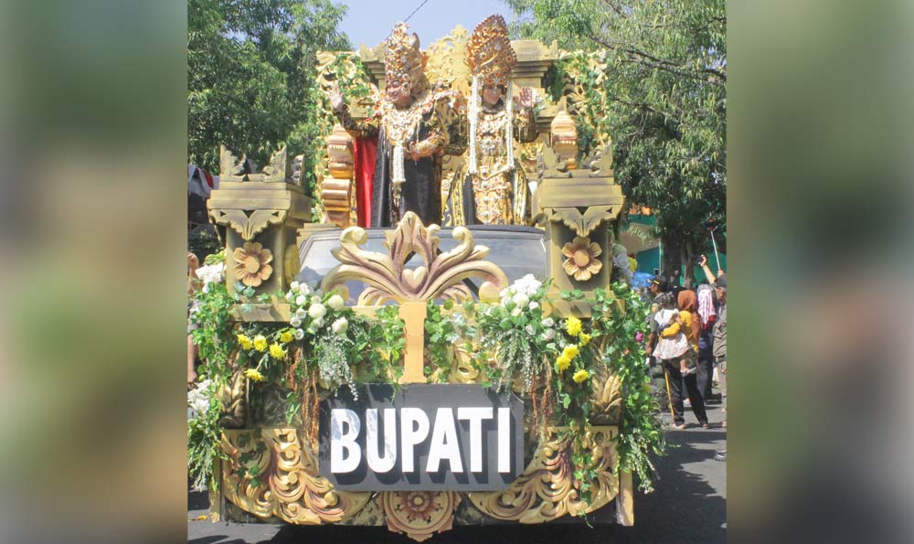 Bupati Novi dan Istri menaiki mobil hias dengan busana Empu Sendok dalam Pawai Budaya dan Pembangunan. foto: BAMBANG/ BANGSAONLINE