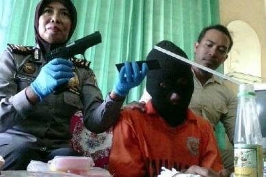 Safakih dan barang bukti pistol serta alat hisap. Foto: istimewa