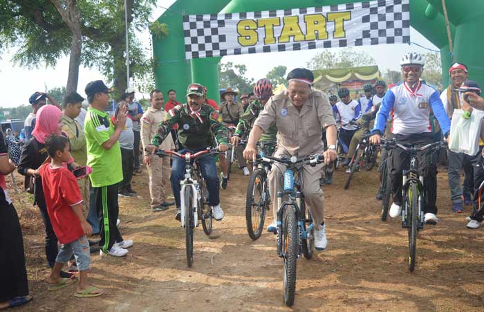 Bupati Sambari (tengah) memimpin rombongan Adventure Bike 2017 sejauh 15 km. foto: SYUHUD/ BANGSAONLINE