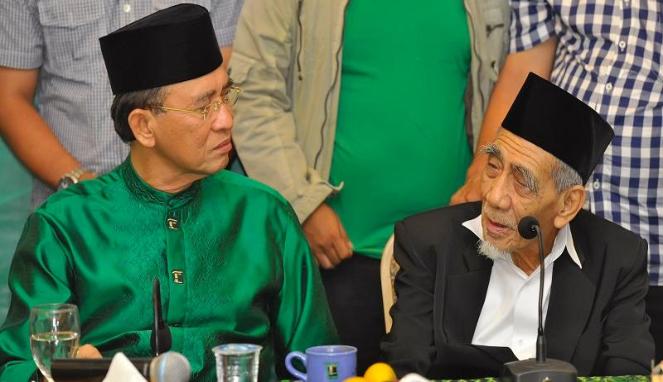 Fatwa Ketua Majelis Syariah PPP KH Maimun Zubair (kanan) ditunggu oleh warga PPP. Tampak Kiai Maimun bersama Ketua Umum PPP Suryadharma Ali. Vivanews.com (ANTARA FOTO/Yudhi Mahatma)