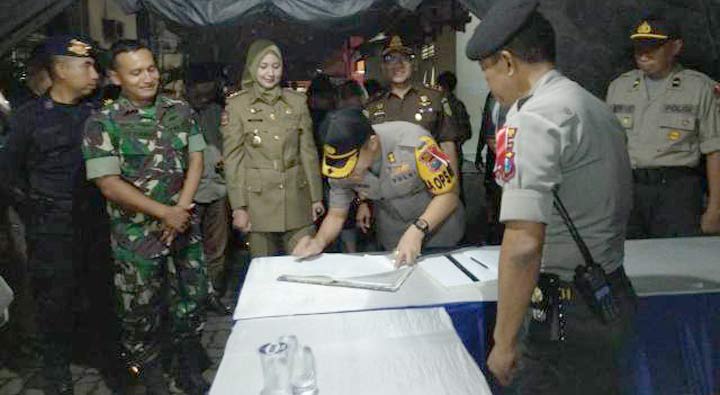 Forkopimda Jember menandatangani berita acara pembakaran surat suara rusak.
