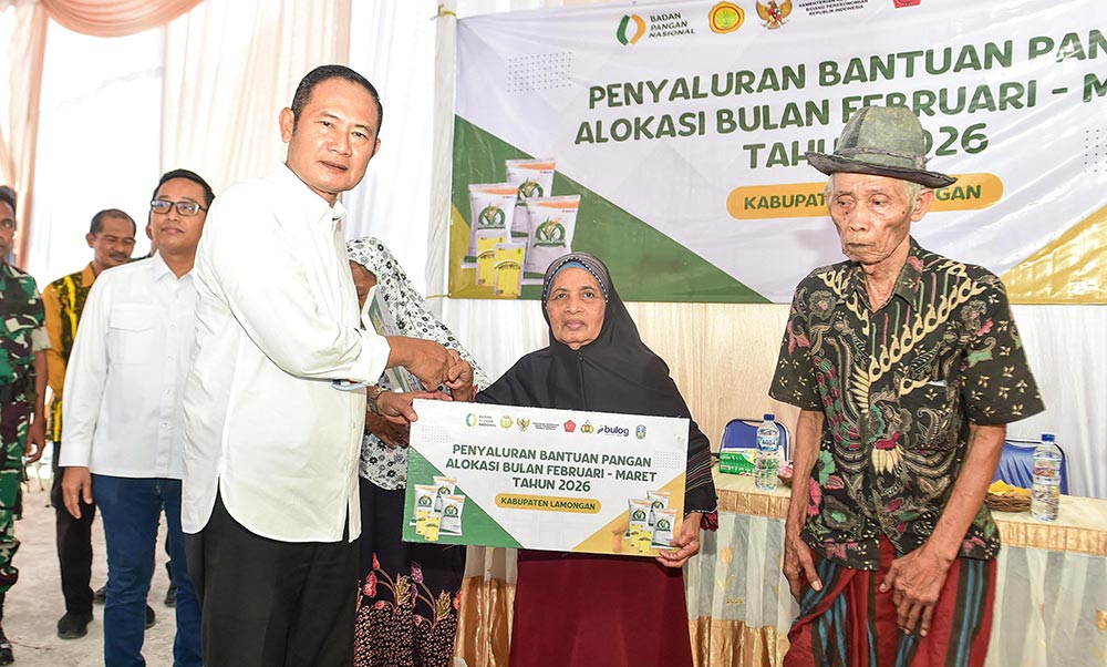 Bupati Lamongan Yuhronur Efendi saat menyerahkan bantuan secara simbolis ke warga.