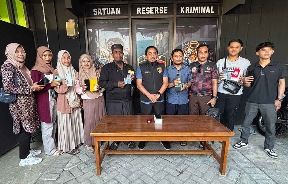 Bersama Kanit 1 Satreskrim Polres Tuban, para pemilik menunjukkan handphonenya yang kembali setelah sempat hilang.