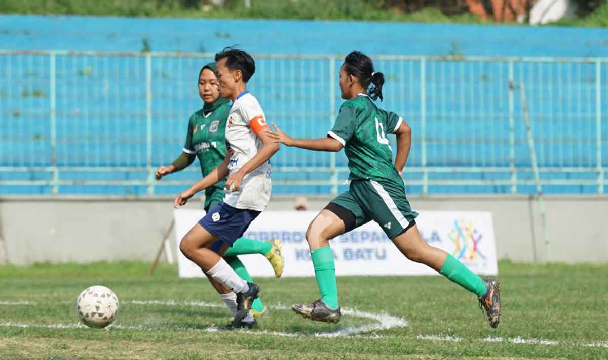 Tim sepak bola putri dari Kota Batu saat melawan perwakilan dari Banyuwangi pada Porprov IX Jatim 2025.