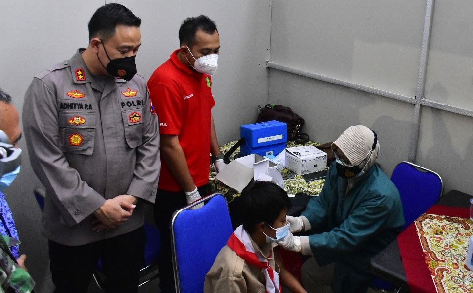 Kapolres Blitar AKBP Adhitya Panji Anom meninjau vaksinasi terhadap anak-anak yatim dan piatu.