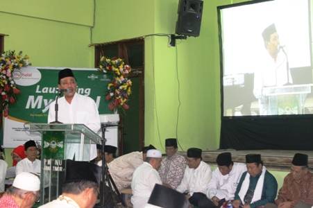 Ketua Tanfidziyah PWNU Jatim KH Hasan Mutawakkil Alallah saat memberikan sambutan. foto:nur faishal/BANGSAONLINE