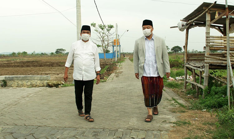 Qosim-Alif saat menyapa warga di pelosok-pelosok desa. (foto: ist)