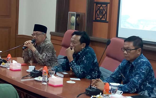 Bupati Gresik Sambari bersama Bupati Temanggung HM. Bambang Sukarno saat membahas kawasan industri. foto: SYUHUD/ BANGSAONLINE