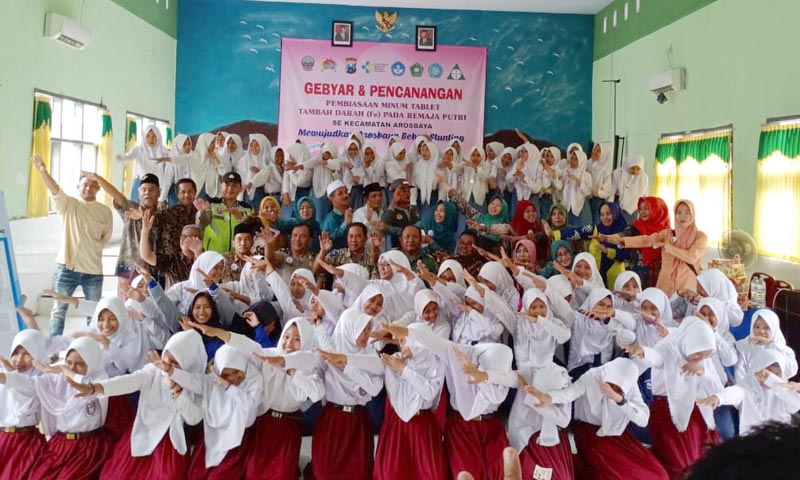 Para remaja putri foto bersama Camat Arosbaya Mahrus beserta jajaran Puskesmas Arosbaya dan Tongguh usai pencanangan minum tablet tambah darah.