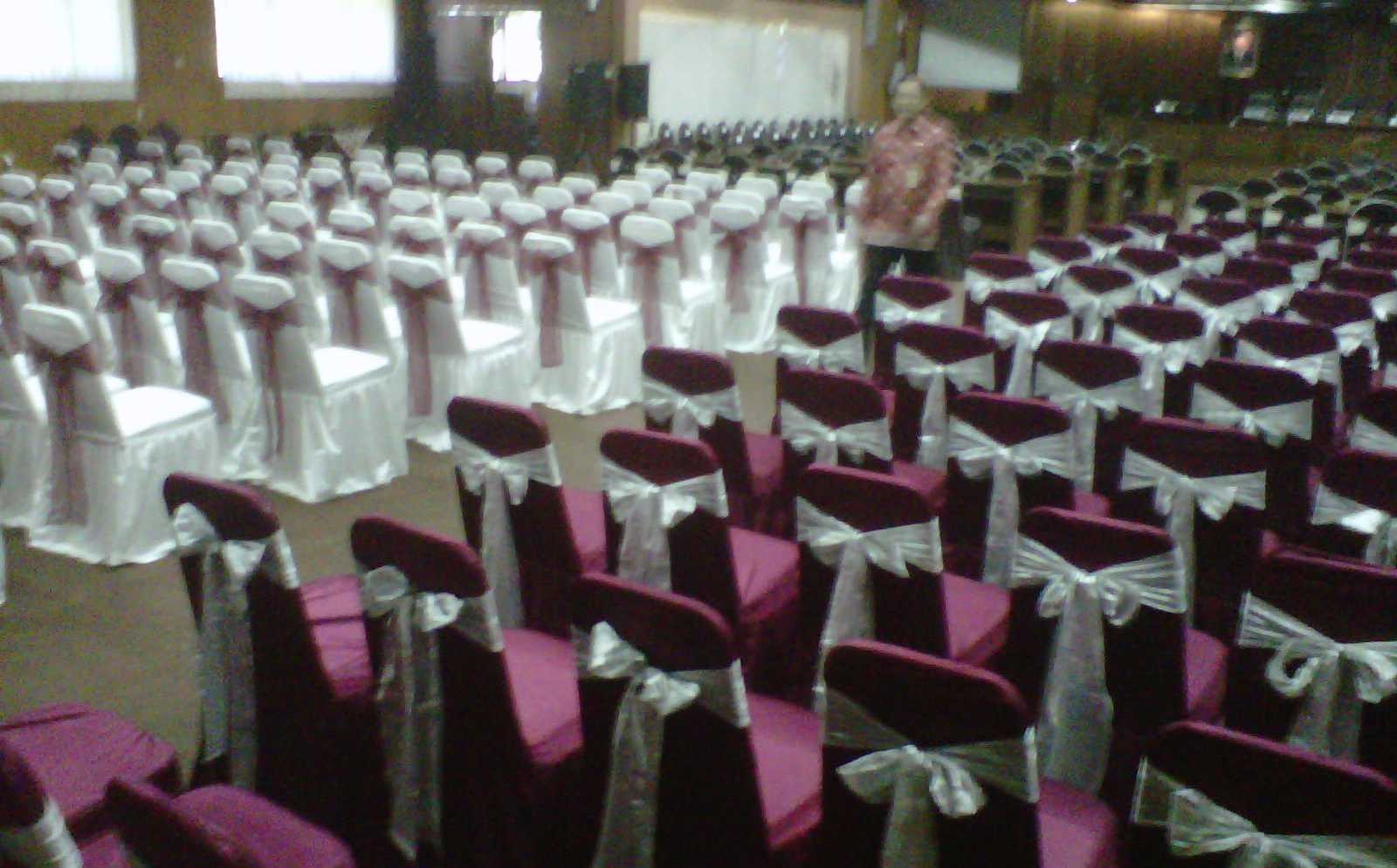 SUDAH SIAP –Inilah suasana ruang paripurna Gedung DPRD Sidoarjo pada Rabu (20/8/2014) siang yang akan dipakai untuk pelantikan anggota DPRD Sidoarjo 2014-2019, Kamis (21/8/2014). foto : musta’in/BangsaOnline

