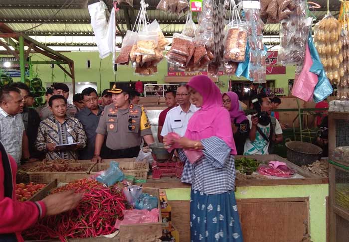 Kapolres Tuban dan Kepala Dinas Koperindag mengecek harga bahan pokok di Pasar Baru Tuban. foto: GUNAWAN/ BANGSAONLINE