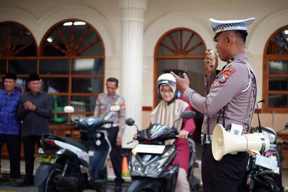 Petugas Satlantas Polres Kediri Kota saat memberi intruksi kepada salah satu santriwati saat Coaching Clinic. (Ist)