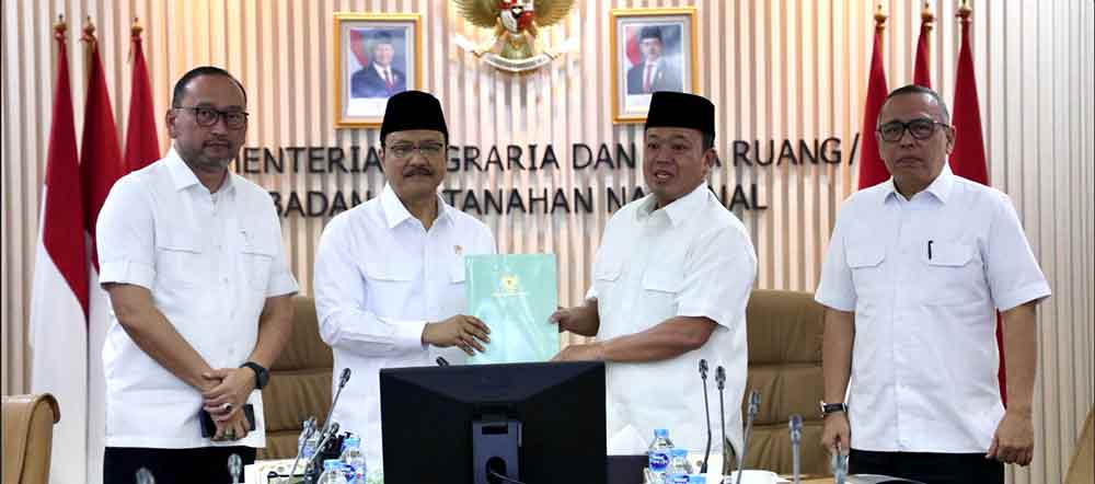 Menteri Nusron (dua dari kanan) bersama Menteri Sosial, Saifullah Yusuf (dua dari kiri), saat membahas program sekolah rakyat di Ruang Rapat Kementerian ATR/BPN, Jakarta. (Ist)