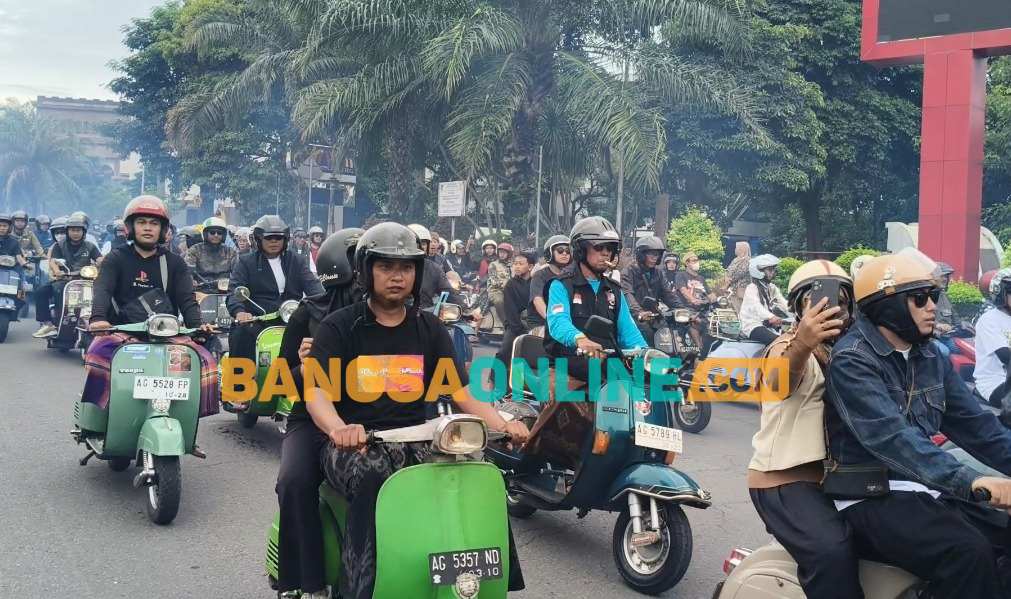 Konvoi vespa mania dalam rangka memeriahkan peringatan Satu Abad Ponpes Al Falah Ploso. Foto: Muji Harjita/BANGSAONLINE