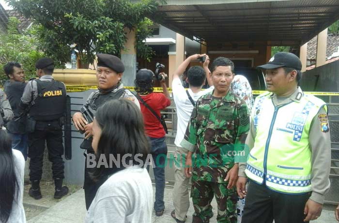 Petugas bersenjata lengkap disiagakan saat penggeledahan di rumah Khafidz. foto: ZAINAL ABIDIN/ BANGSAONLINE