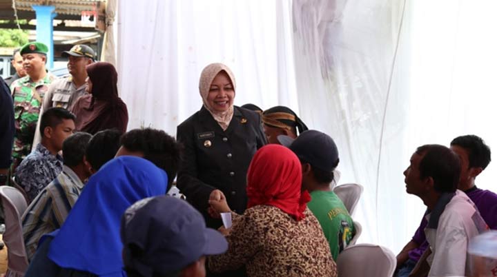 Bupati Kediri Haryanti menyapa warga yang antre saat akan mencoblos.