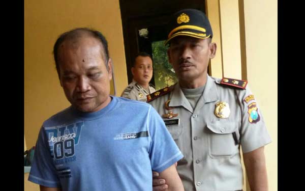 Tersangka Gus Aji ketika digelandang petugas ke jeruji besi. (foto: khumaidi/BANGSAONLINE)