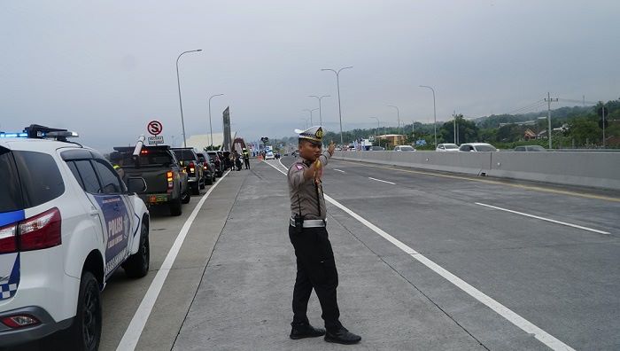 Kasatlantas polres Pasuruan saat turun mengatur arus lalu lintas di jalan tol. Foto: Ist.