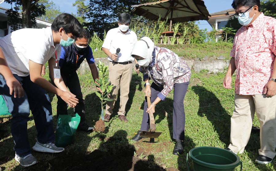 Wali Kota Batu Dewanti Rumpoko saat penanaman pohon bertajuk “Batu Terus Menanam 1 Nama 1 Pohon” bersama YPPII Kota Batu.