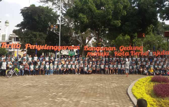 Jajaran Kementerian PUPR RI dan 18 provinsi peserta acara Tertib Penyelenggaraan Bangunan Gedung Menuju Kota Berkelanjutan di Alun-alun Kota Malang. (ft: putut priyono/ BANGSAONLINE)