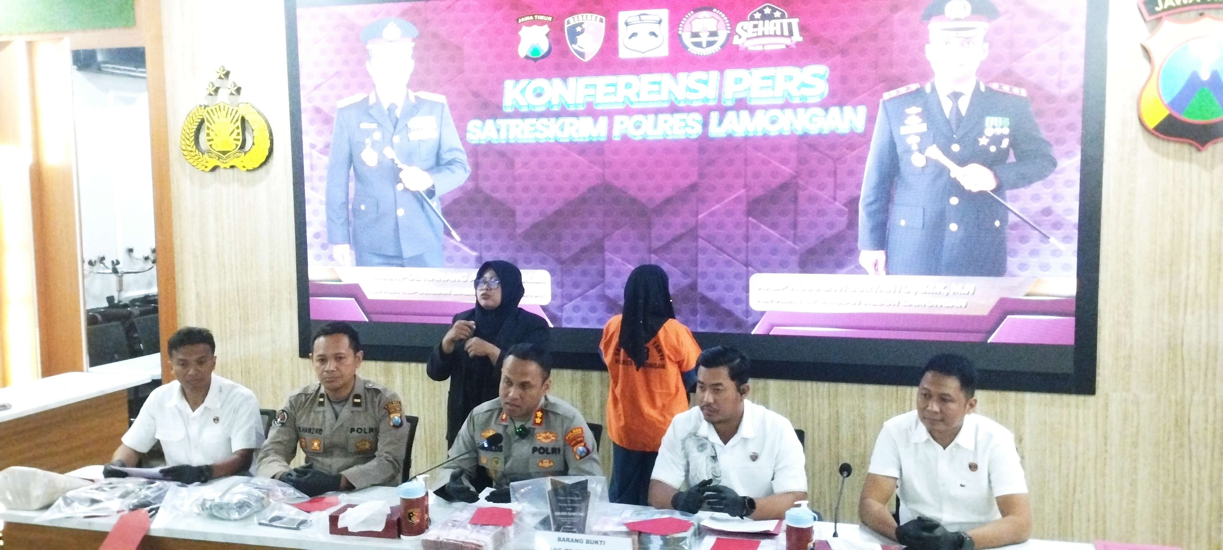 Konferensi pers yang digelar Polres Lamongan terkait kasus arisan bodong dengan total kerugian korban Rp20 Miliar