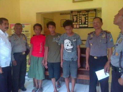 DITAHAN-Empat ABG pelaku pengeroyokan diapit Kapolsek Sutarto (kanan) dan Kanit Reskrim Usman. (kiri). (foto: gunadhi/BANGSAONLINE)