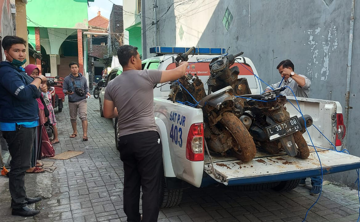 Dua motor milik mahasiswa Unesa yang sempat terseret banjir dievakuasi oleh Ditlantas Polda Jatim.